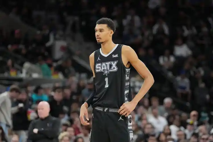 开云官方-官宣罚单,冲入马刺主场和文班合影,男球迷受到什么处罚?|NBA|骑士|詹姆斯|文班亚马|圣安东尼奥马刺队_新浪体育_新浪新闻